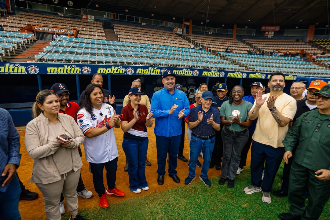 Gobernador Luis Caldera recorre el Estadio Luis Aparicio a un día del inicio de la temporada de béisbol profesional en Maracaibo