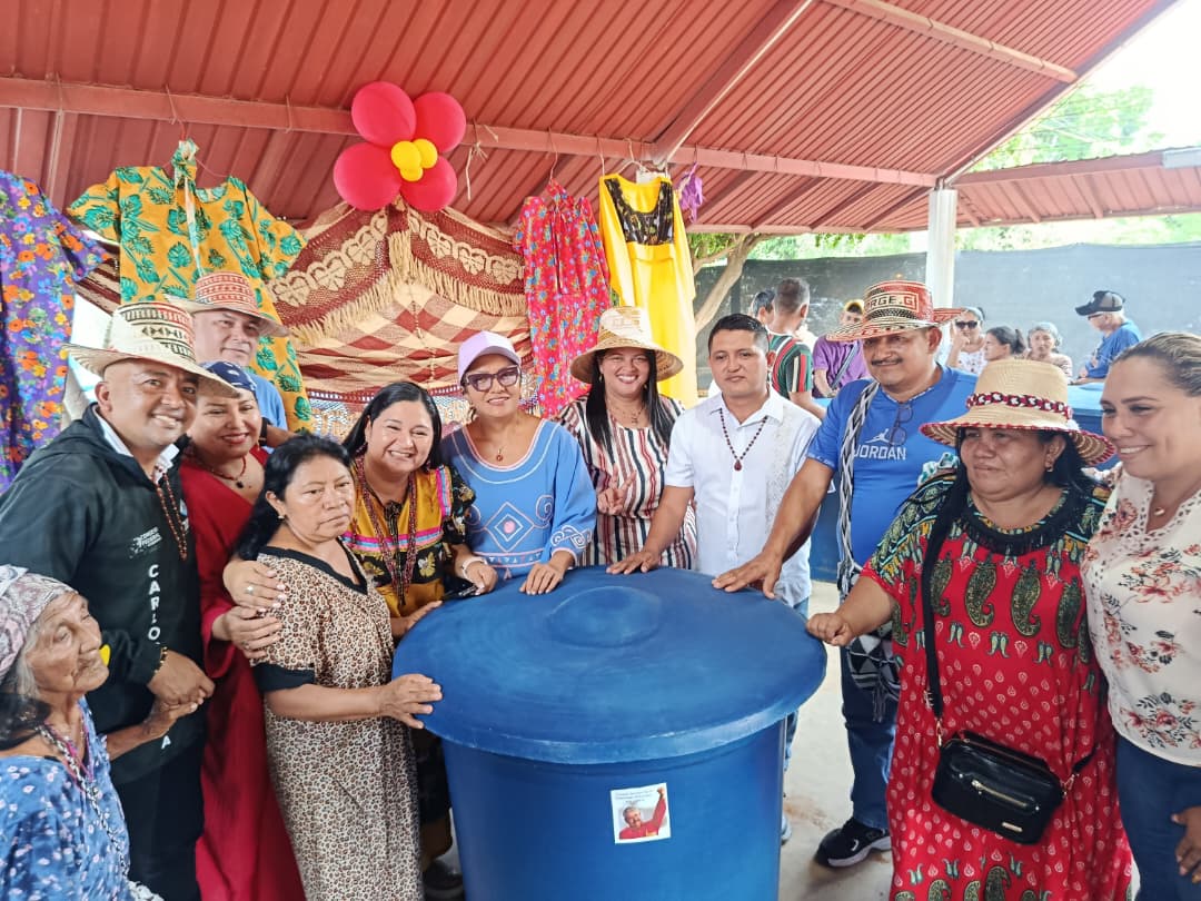 Gobernación entrega materiales para viviendas y tanques de agua a familias wayuu en Maracaibo