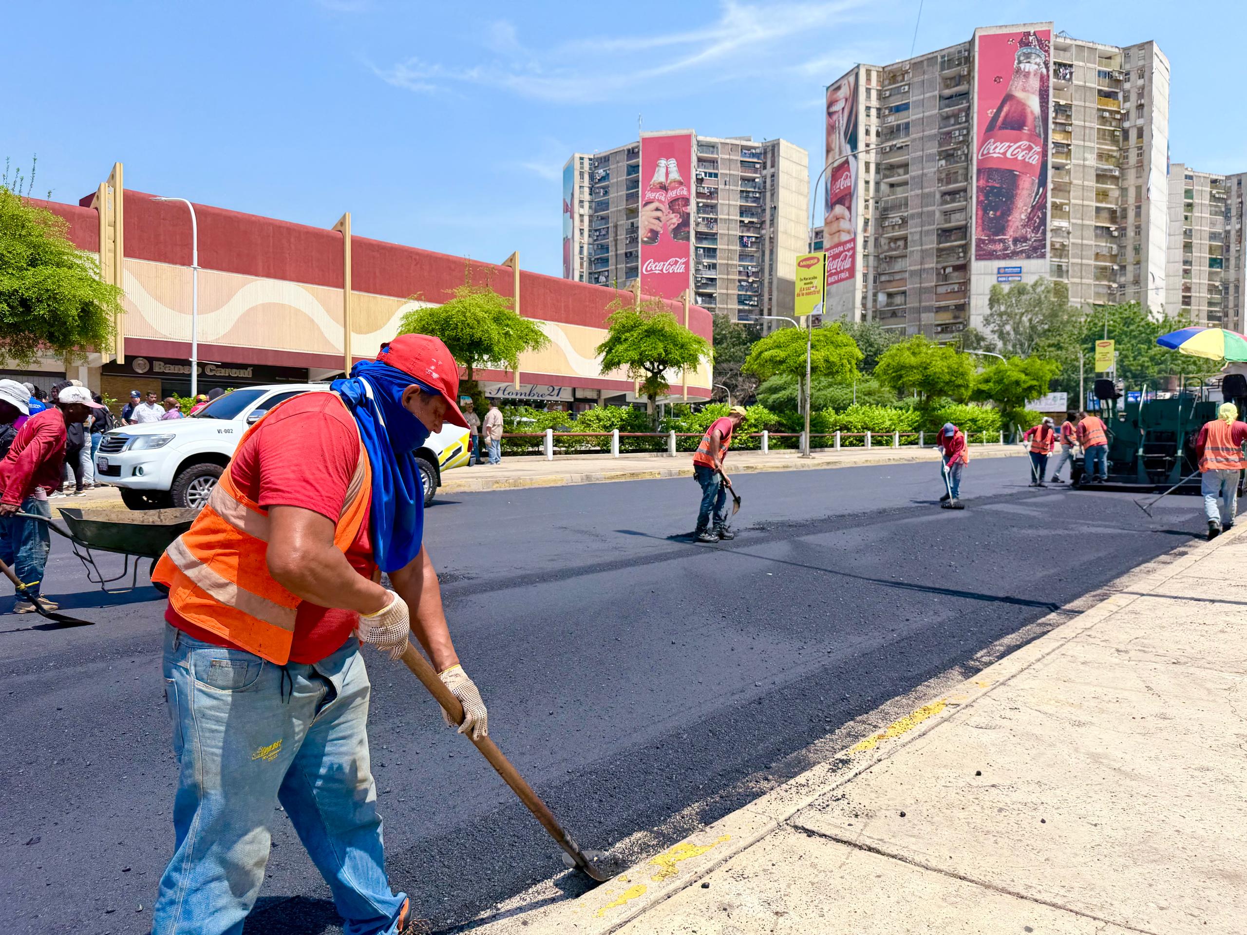 Gobernador Luis Caldera despliega plan de vialidad en el casco central de Maracaibo con 11 mil toneladas de asfalto