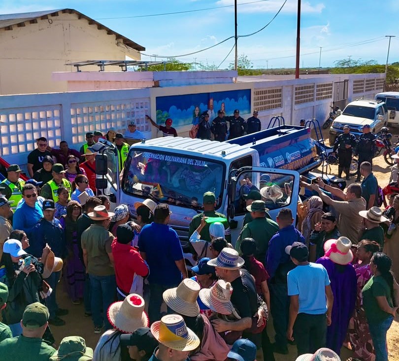 Gobernador lidera entrega de camiones cisterna y anuncia nuevos proyectos de agua y energía en la Alta Guajira
