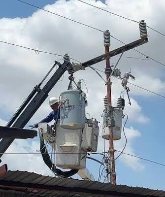 Instalan cuatro transformadores en comunidades de Maracaibo mediante el Plan Cayapa