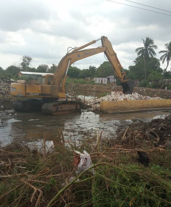 IMAU despliega maquinaria pesada en Puente Espuma para atender contingencia por lluvias