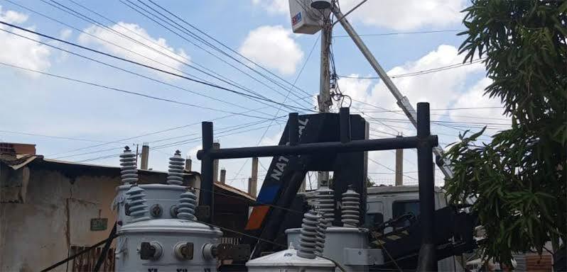 Instalan nuevos transformadores mediante el Plan Cayapa en Jesús Enrique Lossada